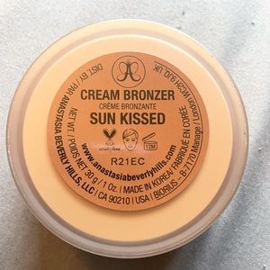 Anastasia Beverly Hills Cream Bronzer in Sun Kissed